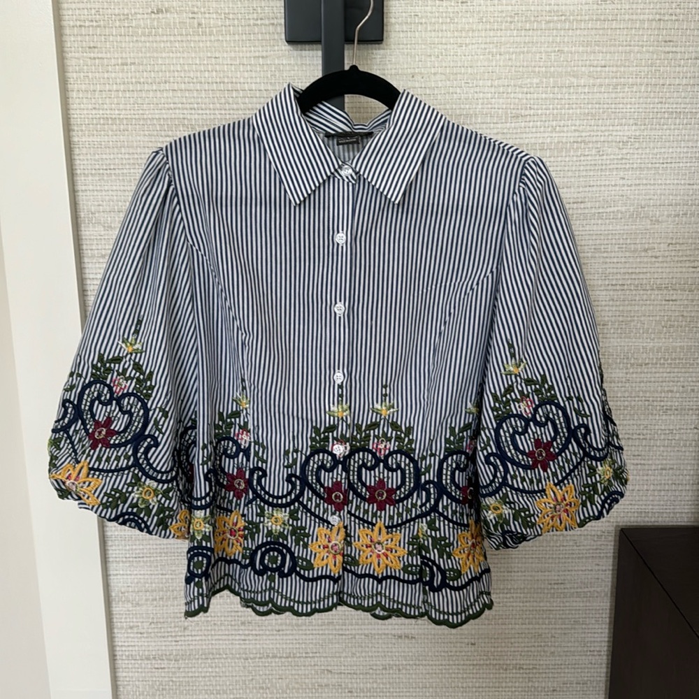 Embroidered ladies Oxford with floral design.